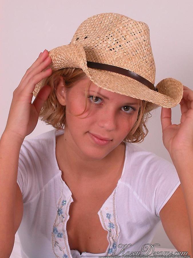 Fotos de la joven karen dreams usando un sombrero de vaquera caliente
 #57997392