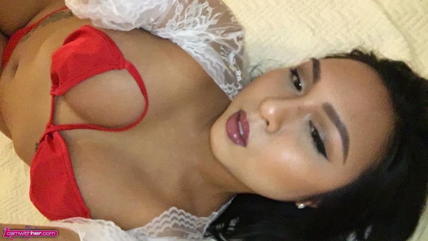 Brunette babe maxxine ruby nimmt einige selfies von ihrem heißen Körper im Bett
 #59438410