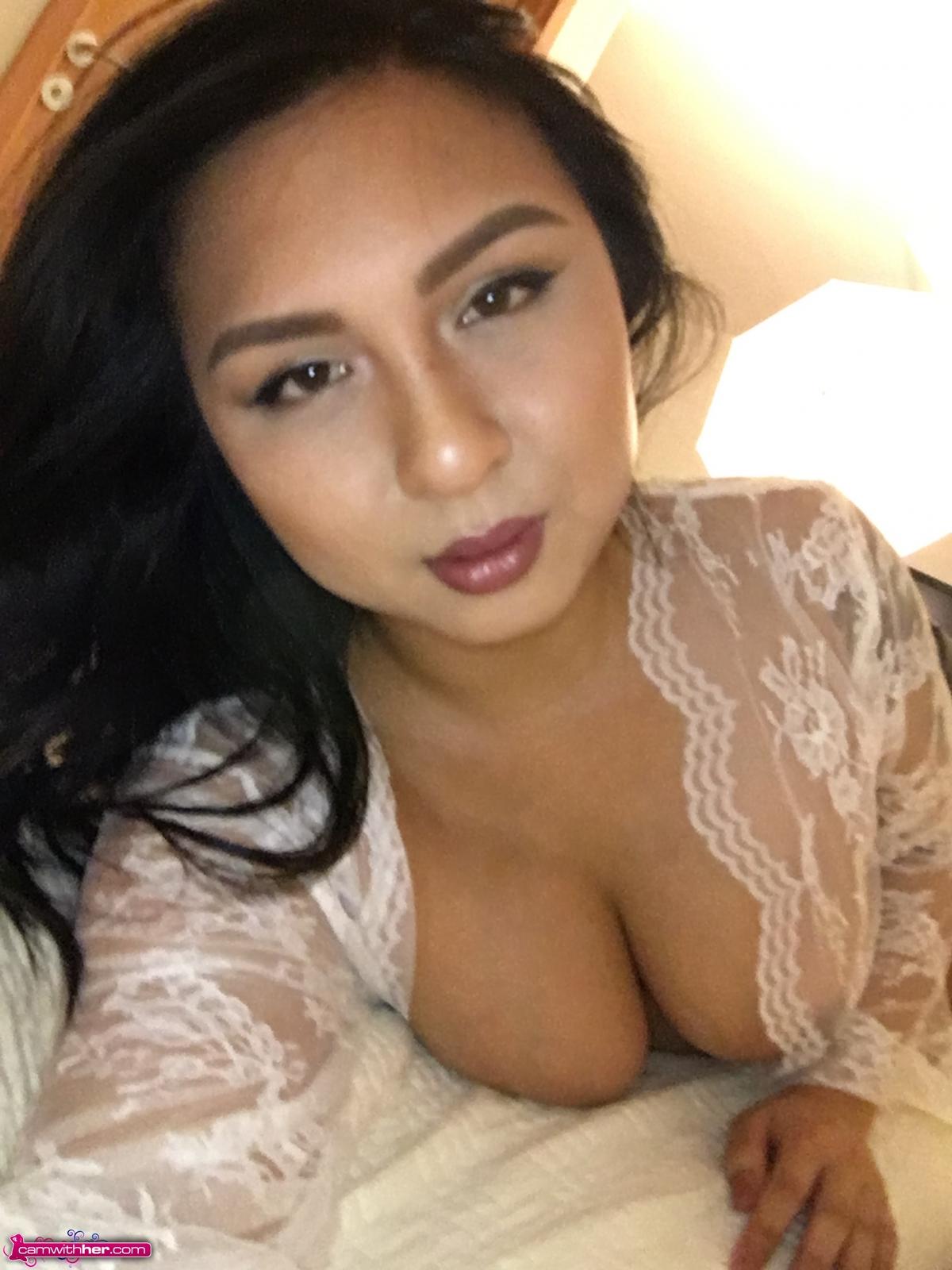Brunette babe maxxine ruby nimmt einige selfies von ihrem heißen Körper im Bett
 #59438488