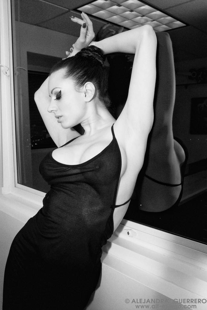 Pitures of pinup girl Darenzia showing off in black and white #53986129
