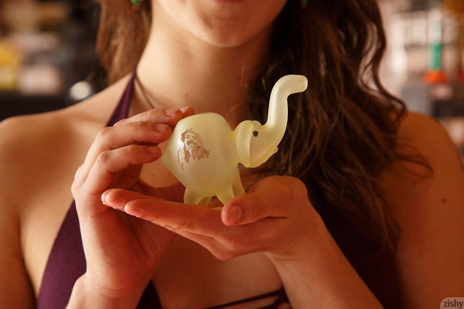 Hübsche Studentin yulia sosnova wird in einem Headshop unanständig
 #60939545