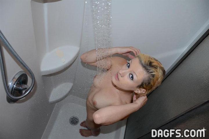 Tania, giovane bionda, scatta foto del suo corpo nudo sotto la doccia
 #60772183