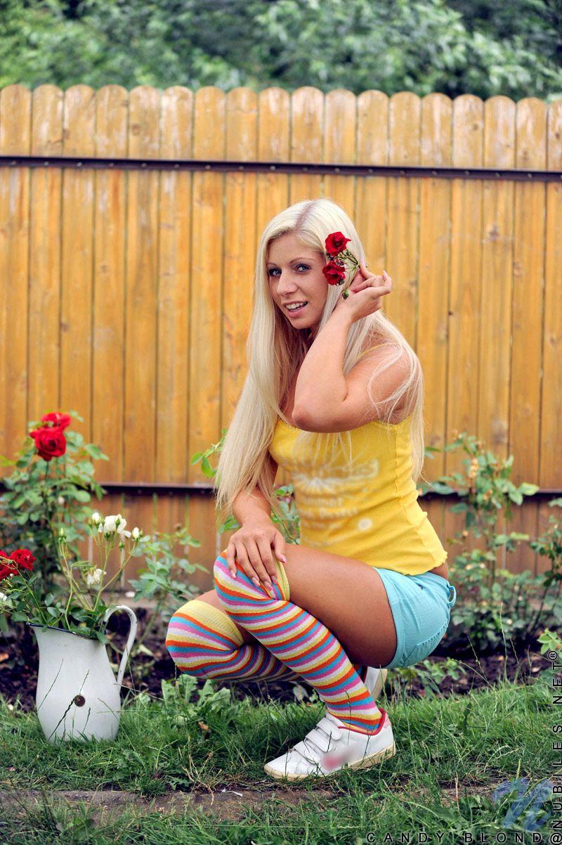 Bilder von candy blond spielen mit ihrer Muschi in den Hinterhof #60700520