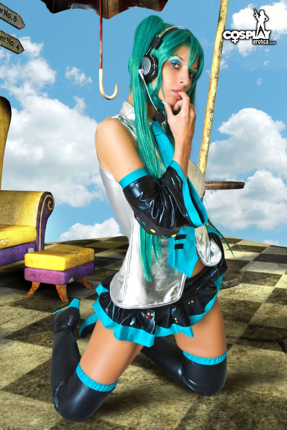 Freche Cosplayerin lana gibt eine sexy Vocaloid-Anime-Fantasie
 #58815102