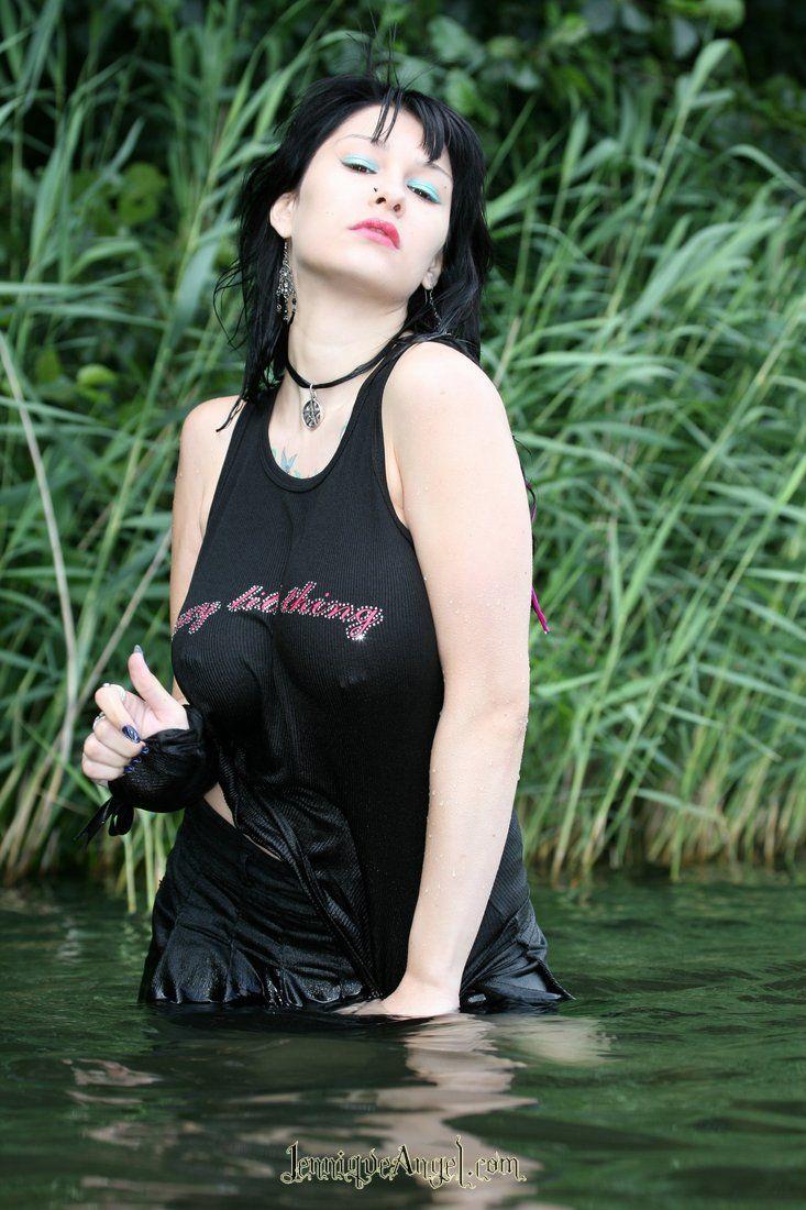 Bilder von teen jennique engel giving sie ein heiß neckerei im wasser
 #55341201