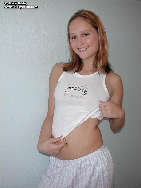 Bilder von einer süßen Studentin, die sich zu Hause auszieht
 #60006939