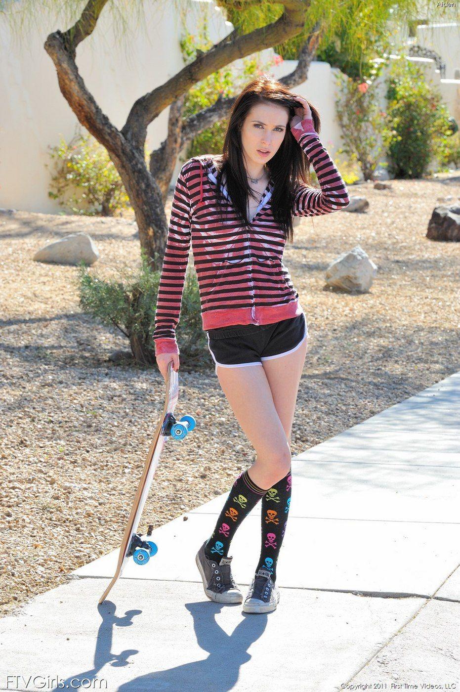 Pictures of skater chick Aiden showing her pussy outside #52917403