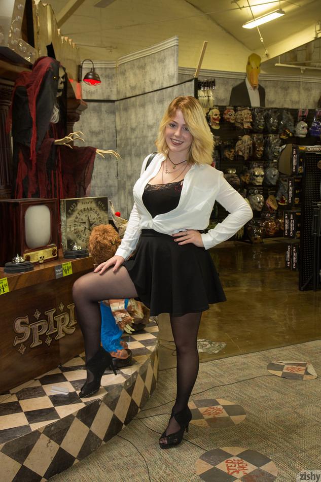 La rubia madison sage se mete en el espíritu de halloween
 #60937955