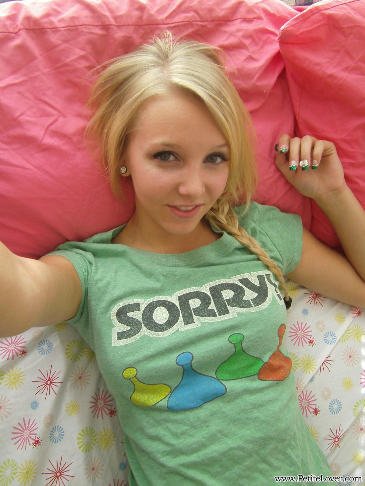 La bella teenager bionda elle scatta alcuni selfies a letto
 #54160189