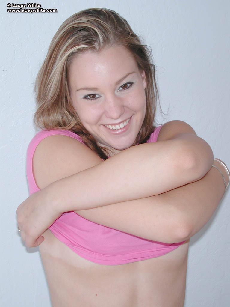 レイシーホワイトの写真は、彼女のパーキー乳首を点滅させる
 #58801997