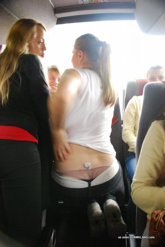 Hotties posieren für sexy Fotos während einer Busfahrt
 #60646302