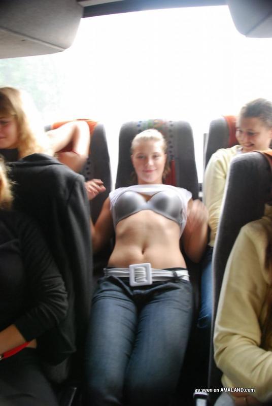 Hotties posieren für sexy Fotos während einer Busfahrt
 #60646347