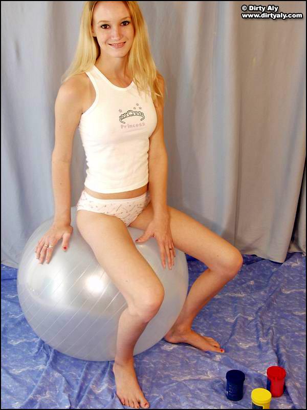 Photos de la cochonne Aly jouant avec de la peinture corporelle sur un ballon géant
 #54077265