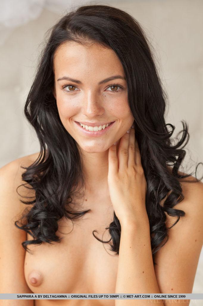 Sapphira a zieht sich aus ihren Dessous aus, um dir ihre enge Muschi zu zeigen
 #59914679