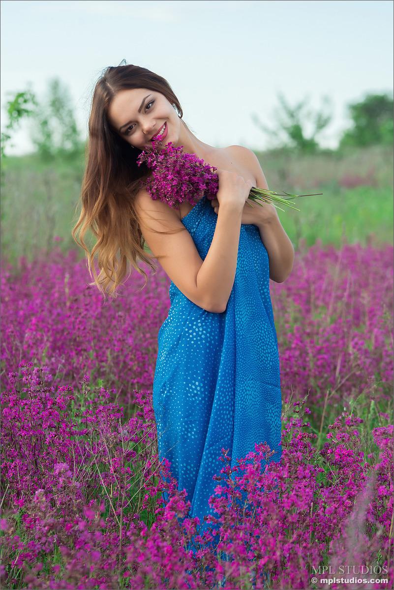 Mpl studios presenta a rihanna en "wildflowers in summer"
 #59868575