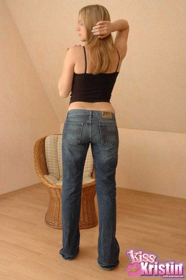 Retty blonde Kuss kristin Streifen und neckt in ihrer Jeans
 #58755477