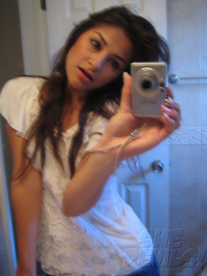 Photos d'une jeune fille amateur sexy se déshabillant pour vous
 #60799639