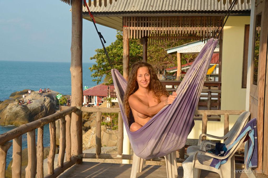 Sarka, une fille brune, montre son corps nu à l'extérieur sur la plage.
 #59934999