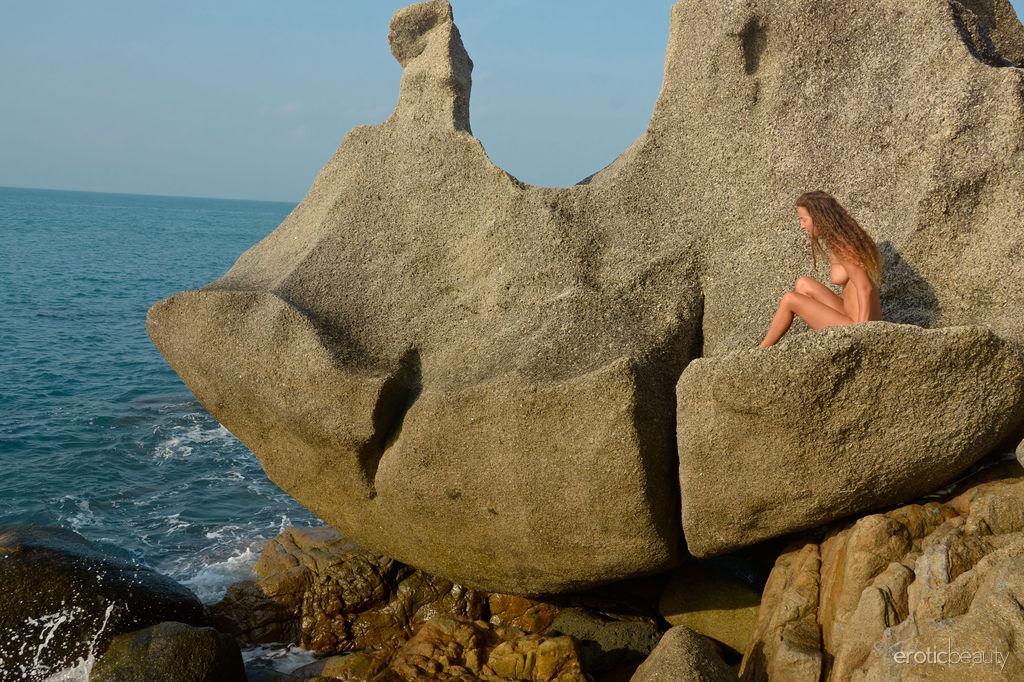 Brunette ragazza sarka mostra il suo corpo nudo fuori dalla spiaggia
 #59935028