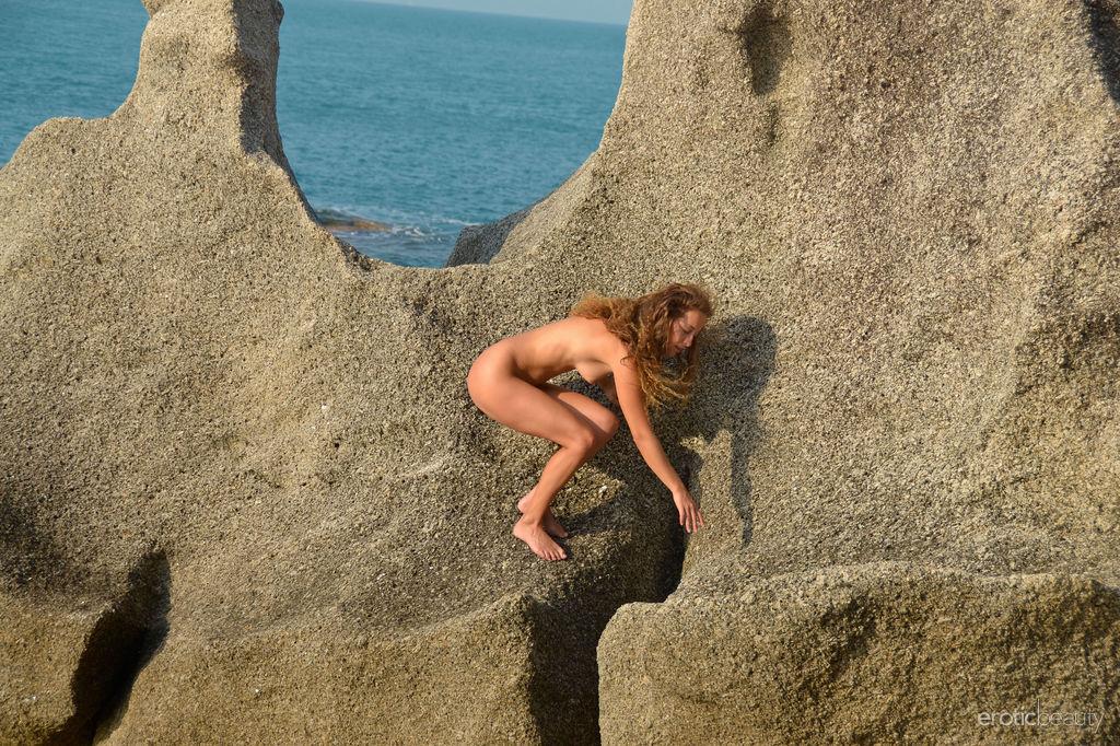 Brunette ragazza sarka mostra il suo corpo nudo fuori dalla spiaggia
 #59935046