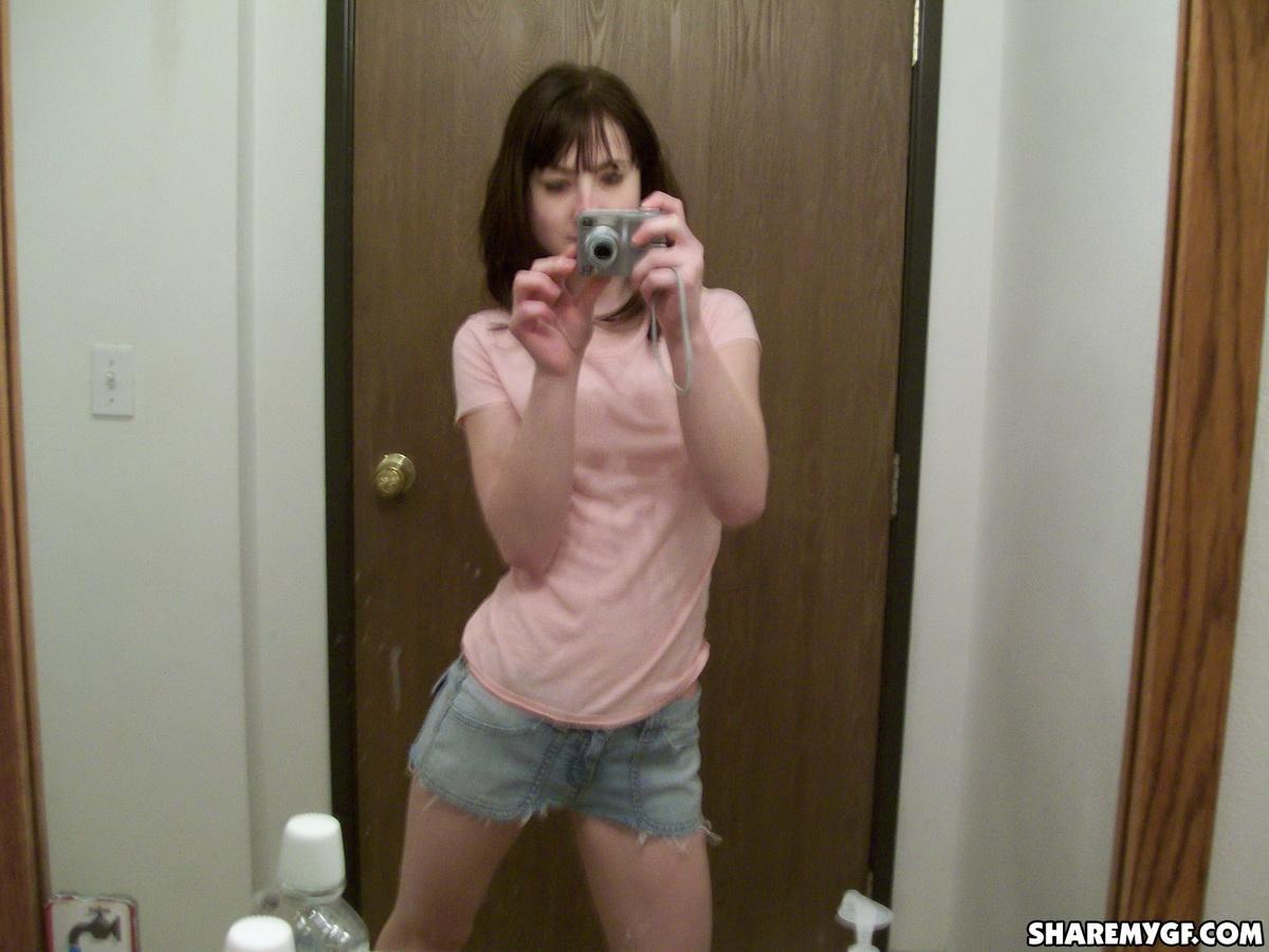 Perky Freundin nimmt selfshot Bilder in den Spiegel von ihren Titten und engen runden Arsch
 #60791798