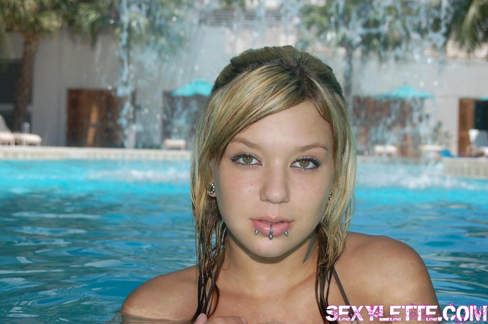 Fotos de la joven sexy lette divirtiendose en vacaciones
 #59952140