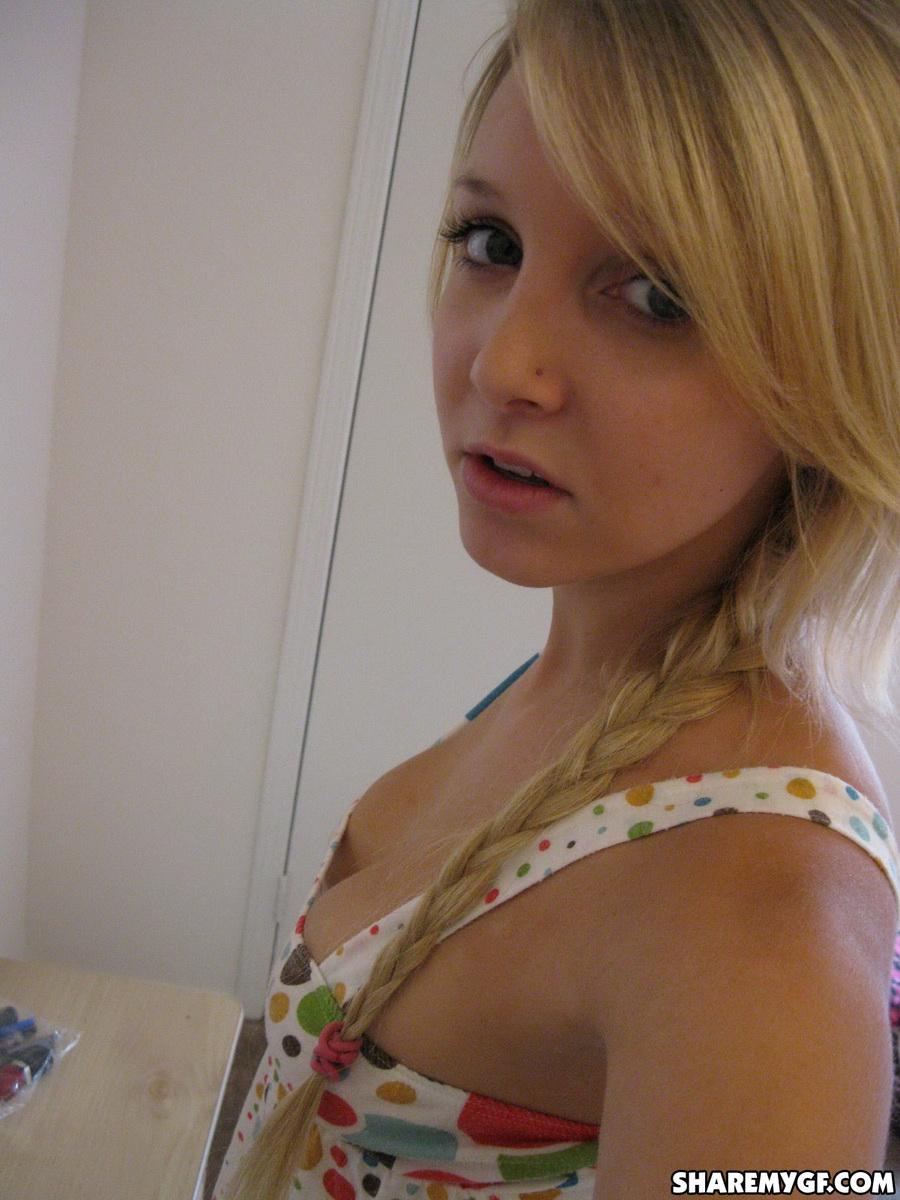 Une adorable petite amie blonde vous montre ses gros seins naturels et sa chatte serrée.
 #60798999