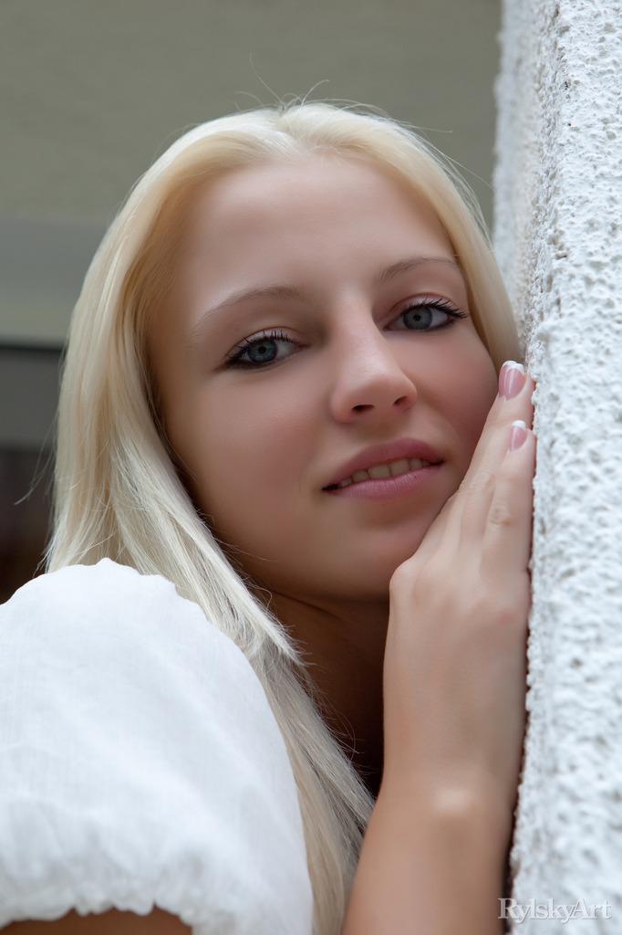 Wunderschöne blonde Teenagerin alysha a hebt ihr Kleid an, um Ihnen ihre enge Muschi zu zeigen
 #53047390