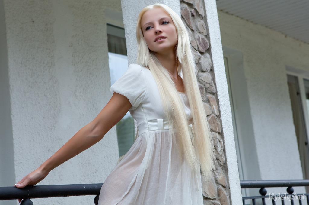 La superbe jeune blonde Alysha A soulève sa robe pour vous montrer sa chatte serrée.
 #53047519