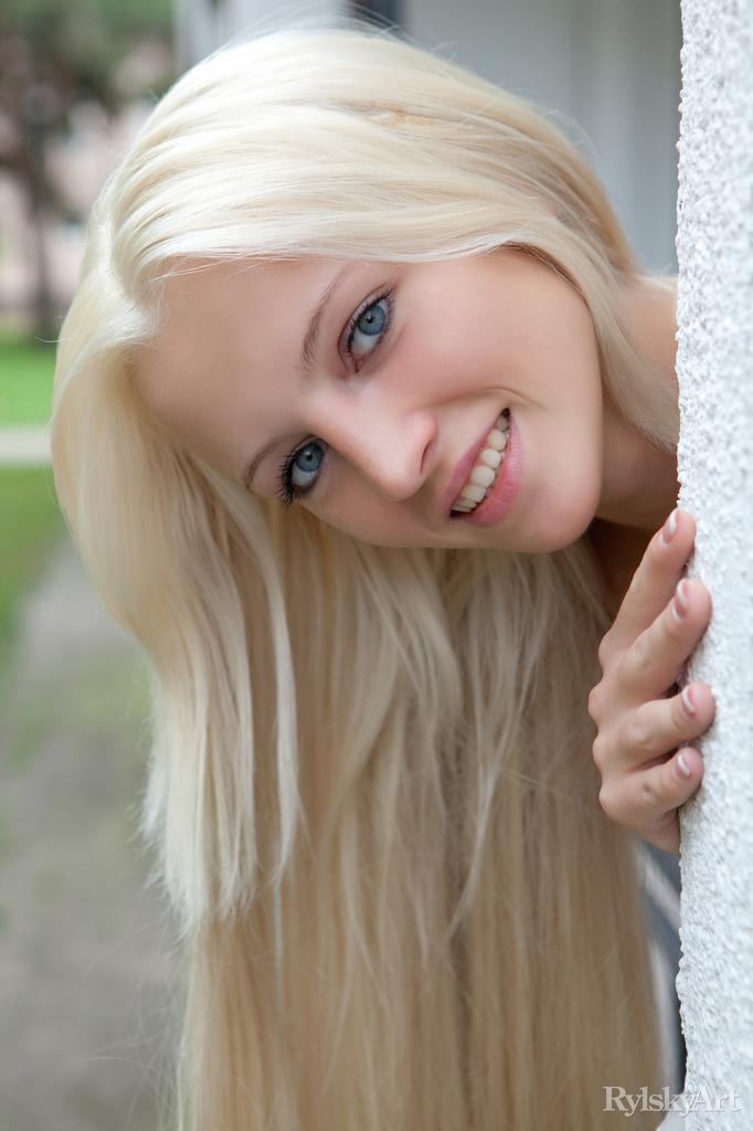 Wunderschöne blonde Teenagerin alysha a hebt ihr Kleid an, um Ihnen ihre enge Muschi zu zeigen
 #53047545