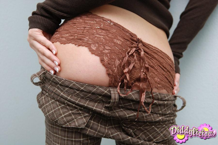 Bilder von diddylicious, wie sie sich bis auf ihr Höschen auszieht
 #54059468
