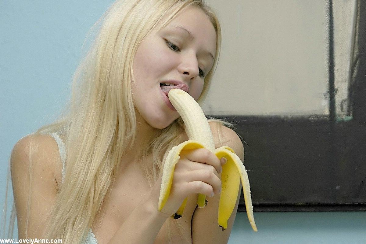 Anne innocente mangeant une grosse banane nue
 #59105037