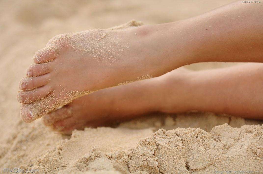 Photos d'une jeune se dénudant sur une plage
 #53160018