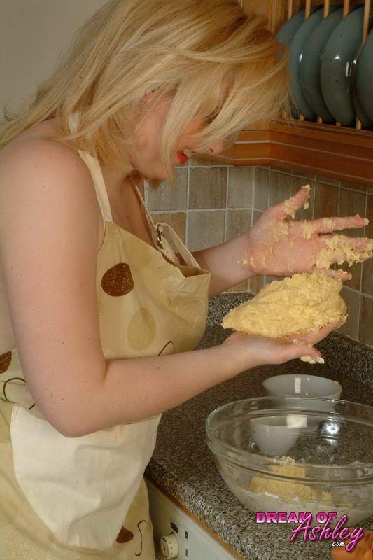 Fotos de sueño de joven de ashley ensuciando en la cocina
 #54115895