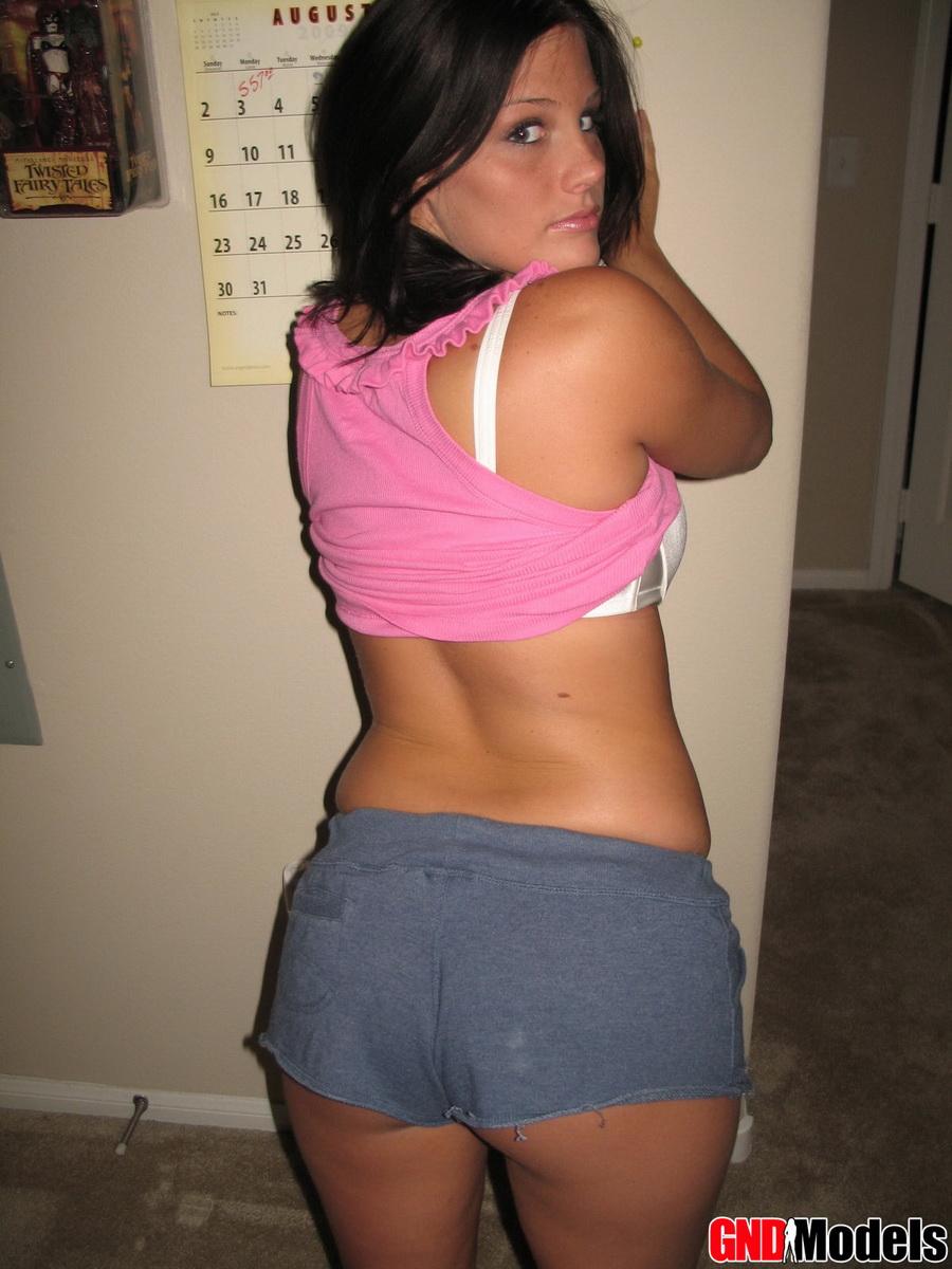 Busty Mädchen nebenan Whitney zeigt ihre großen Titten, wie sie aus ihrem rosa Tank Top Streifen
 #60164474