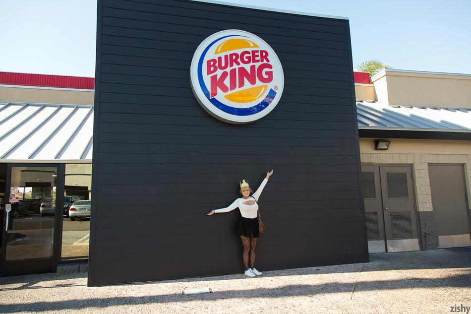 Busty bionda Gwen Stanberg mostra le sue grandi tette in un burger king
 #60939376