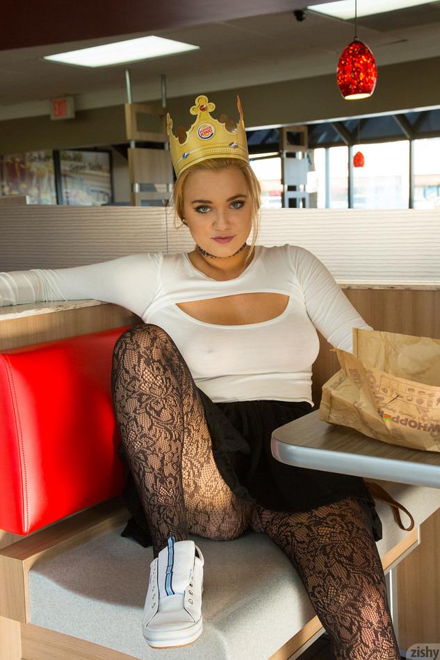 Busty blonde Gwen Stanberg blinkt ihre großen Brüste bei einem Burger King
 #60939391