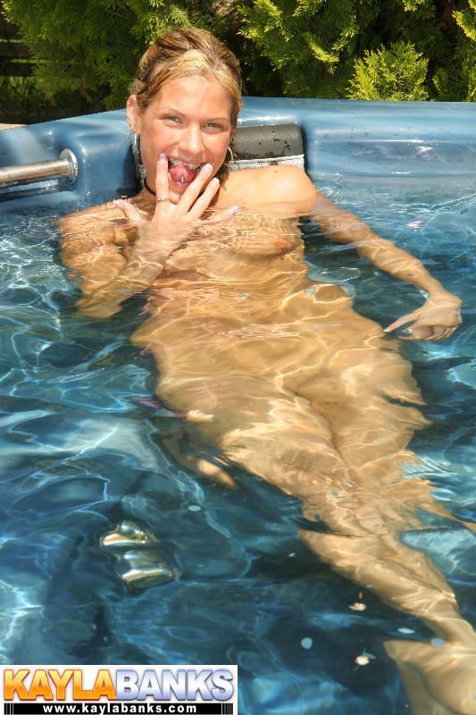 Kayla banks fa una nuotata nuda nella vasca calda
 #58177819