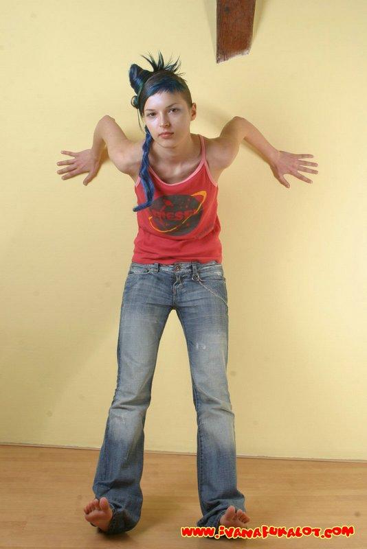Mode-Teenie-Model zieht ihre Jeans aus
 #54978344