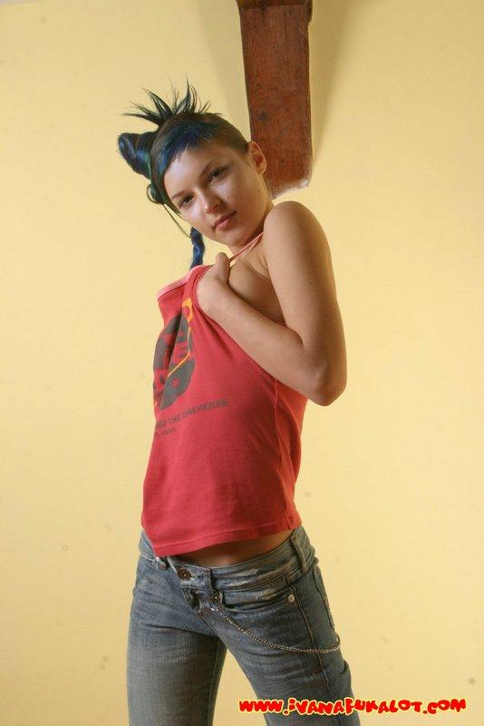 Modella giovane alla moda che si spoglia dei suoi jeans
 #54978430