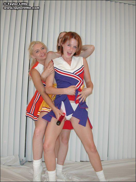 Bilder von Taylor Little, die mit ihren Cheerleader-Freundinnen abspritzt
 #60067901