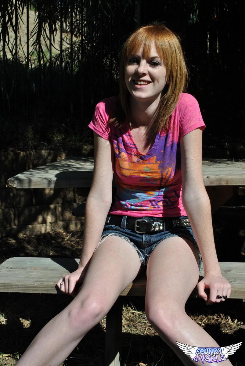 L'adolescente dai capelli rossi Kate Cooper mostra la sua figa per voi fuori
 #58044793