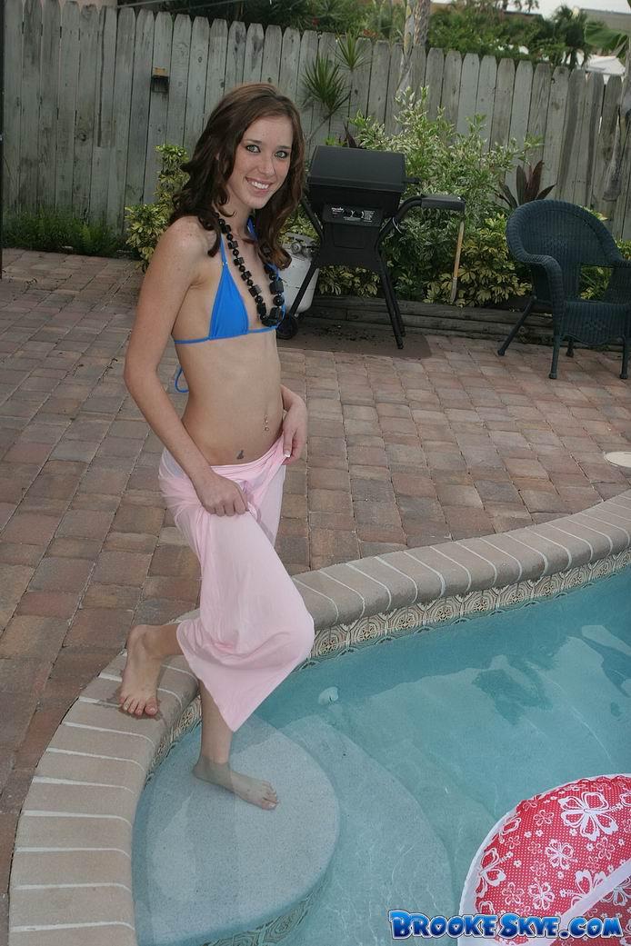 Jeune enlevant son bikini
 #53557672