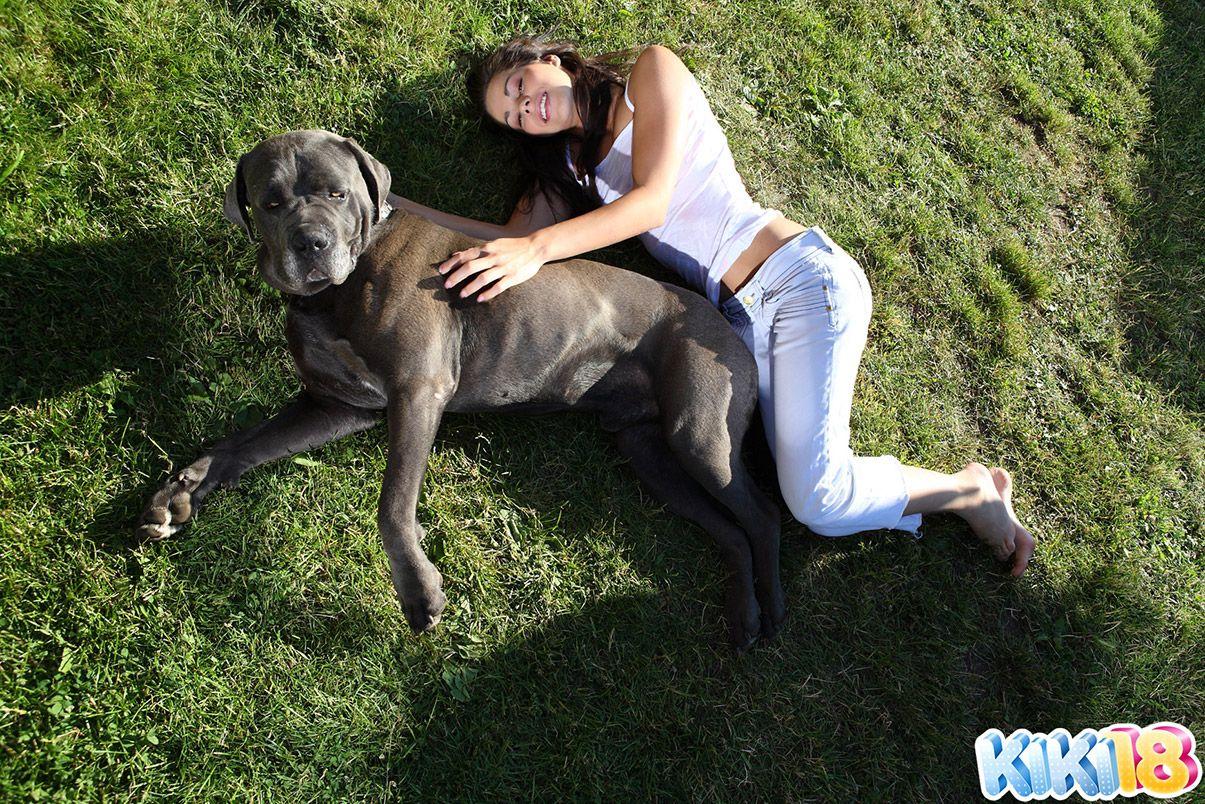 Fotos de la estrella joven kiki 18 mostrando su coño al aire libre
 #58734788