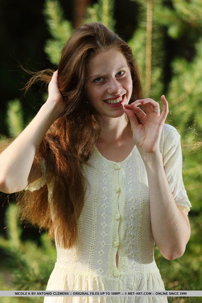 美しい赤毛のティーンNicole kは、彼女のプライベートピクニックに参加することを望んでいる
 #59751120
