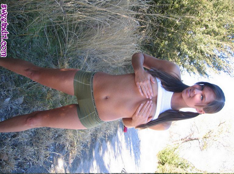 Fotos de sweet adri mostrando su cuerpo sexy al aire libre
 #52911708