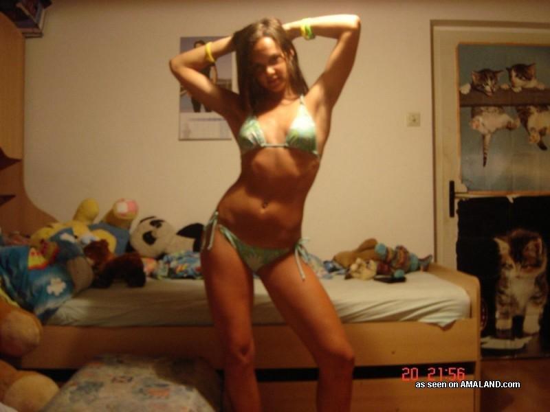 Bilder von heißen Amateur-Freundinnen, die ihre Körper zeigen
 #60920095