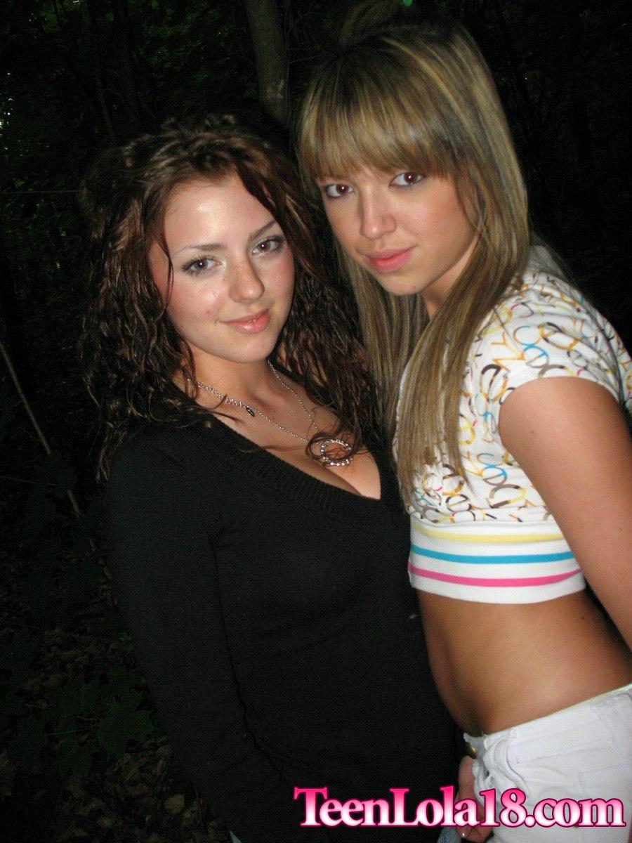 Bilder von zwei Teenager-Mädchen, die zusammen nackt sind #60080533