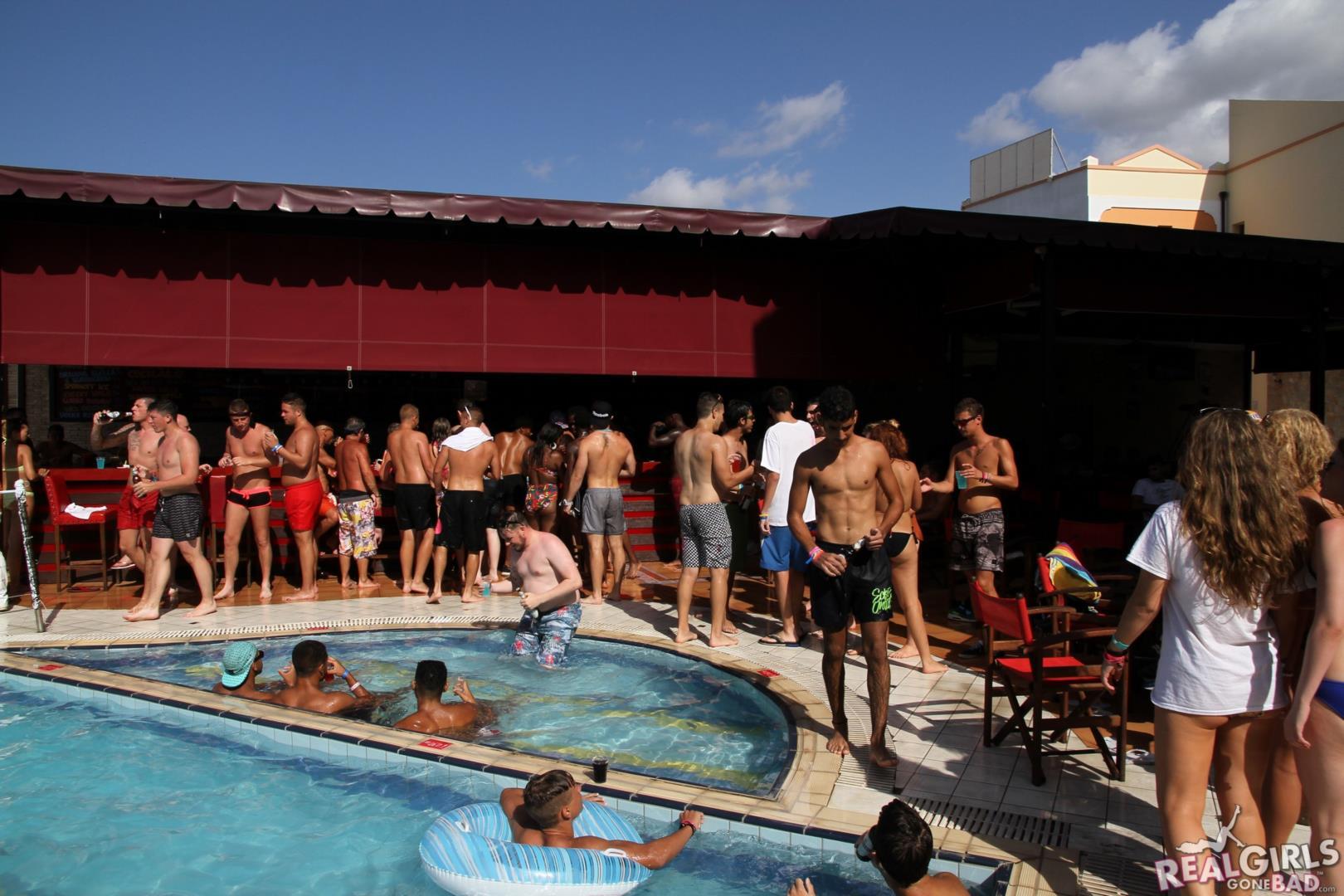 Des étudiantes sauvages se dénudent dans une fête au bord de la piscine
 #60775879
