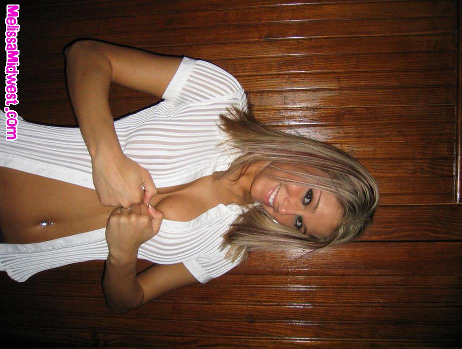 Melissa midwest completamente nuda in una vasca idromassaggio
 #59495192